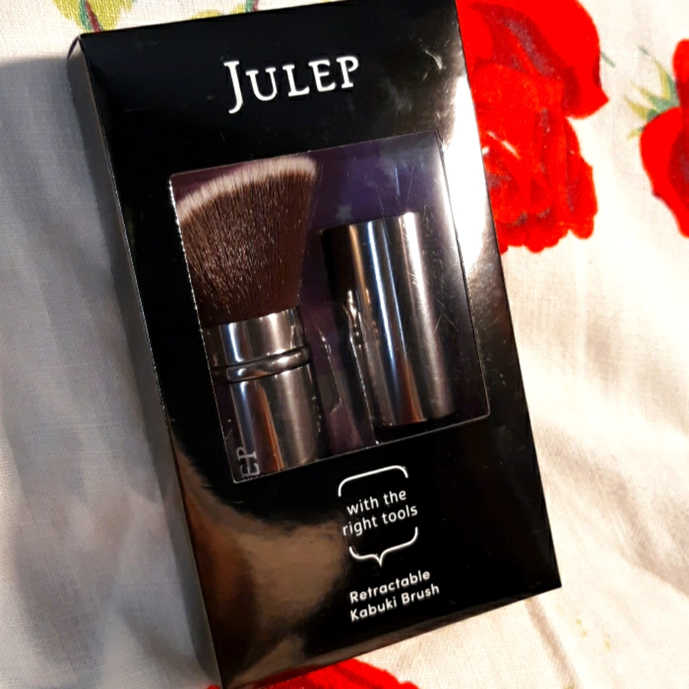 Julep Retractable Kabuki Brush